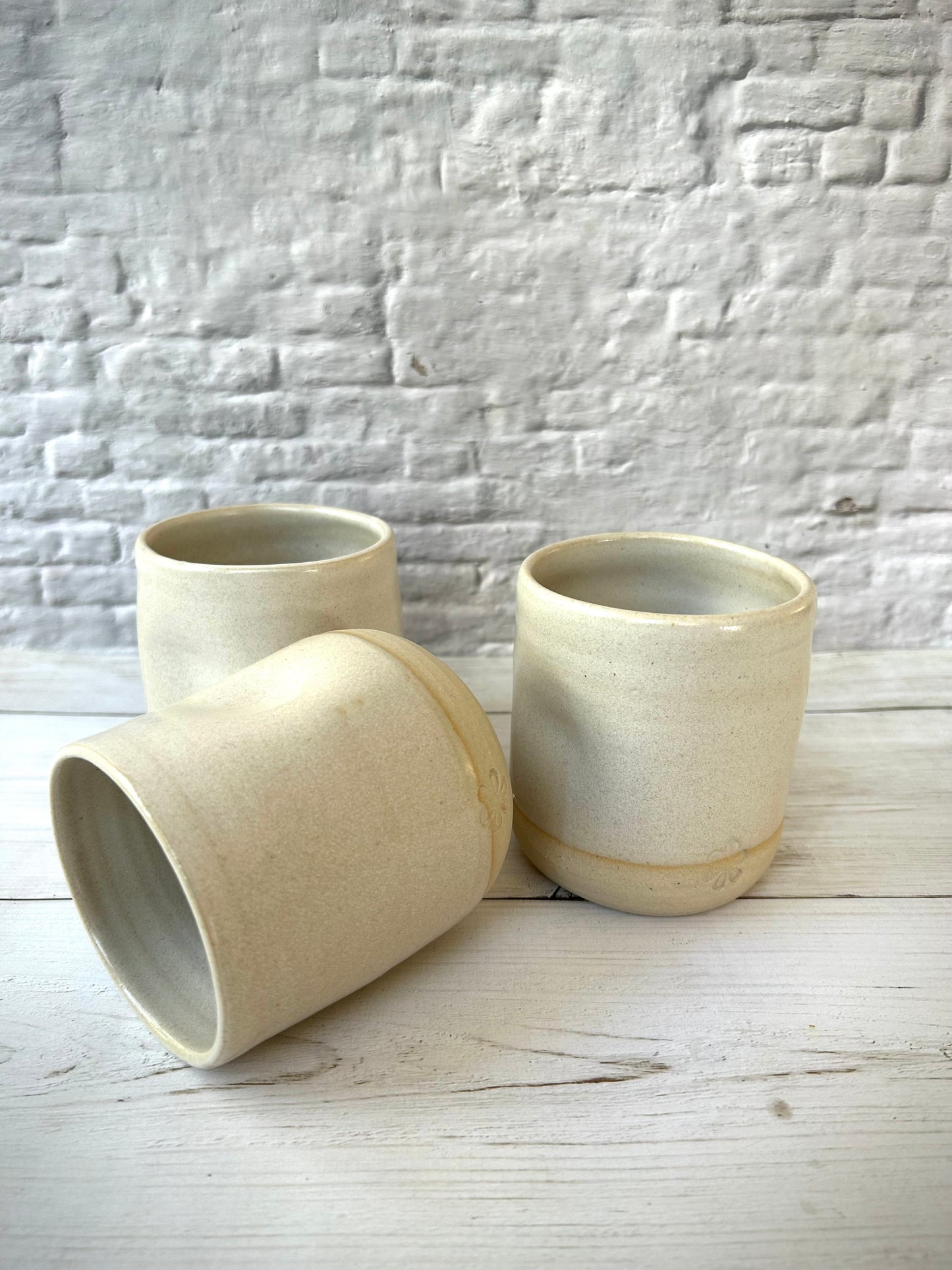 כוס חיבוק לבן שמנת