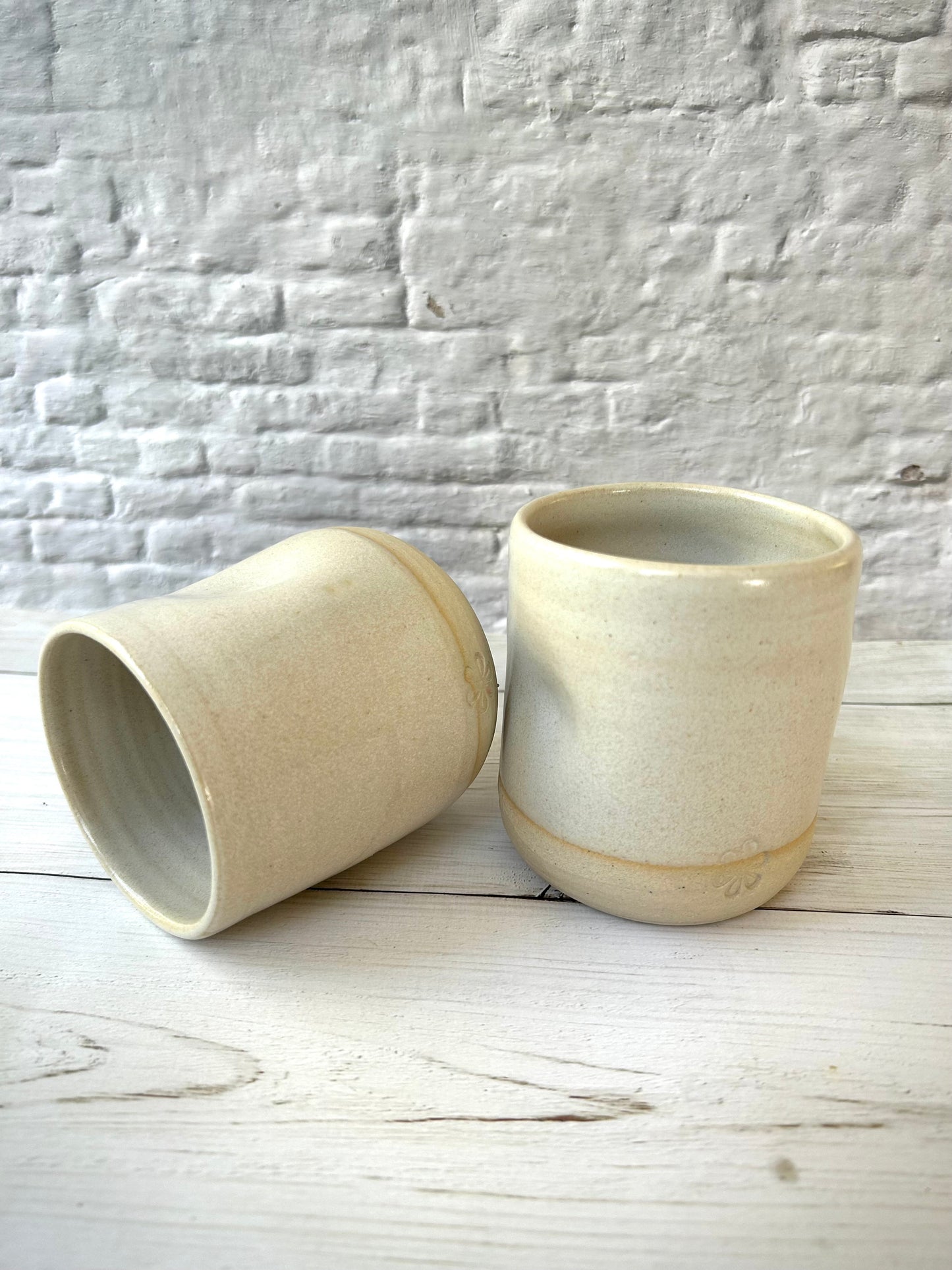 כוס חיבוק לבן שמנת